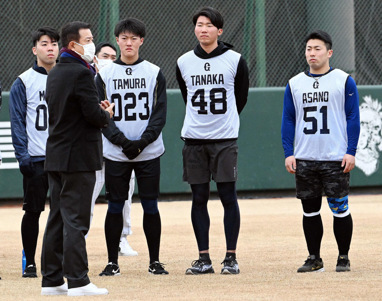 巨人新人合同自主トレで原監督（左から2人目）の訓示を受けるドラフト1位の高松商・浅野（右）ら（撮影・滝沢徹郎）