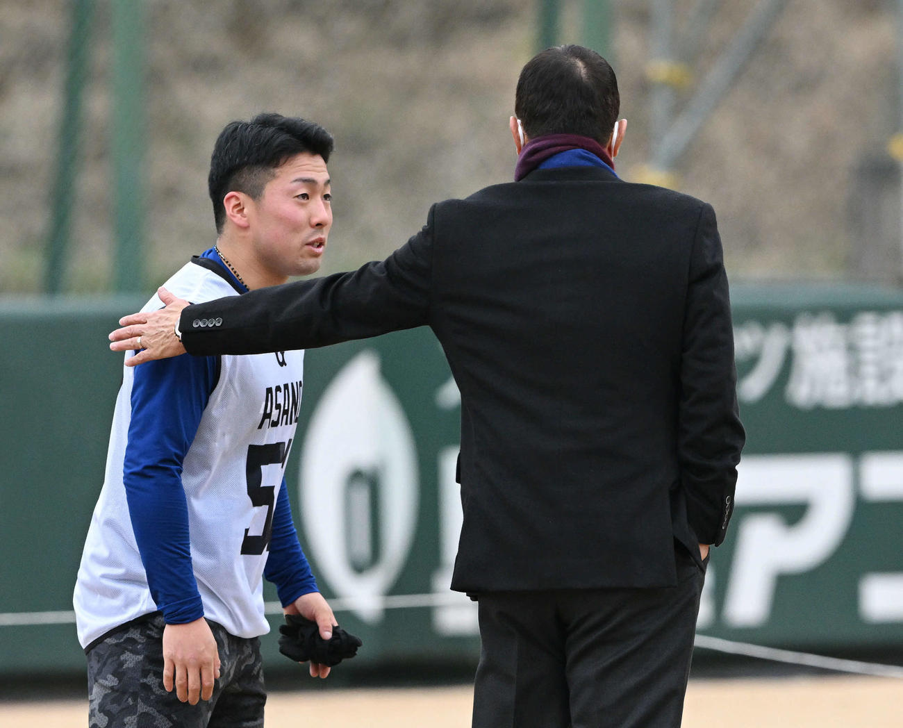 巨人新人合同自主トレで原監督（右）から激励されるドラフト1位の高松商・浅野（撮影・滝沢徹郎）