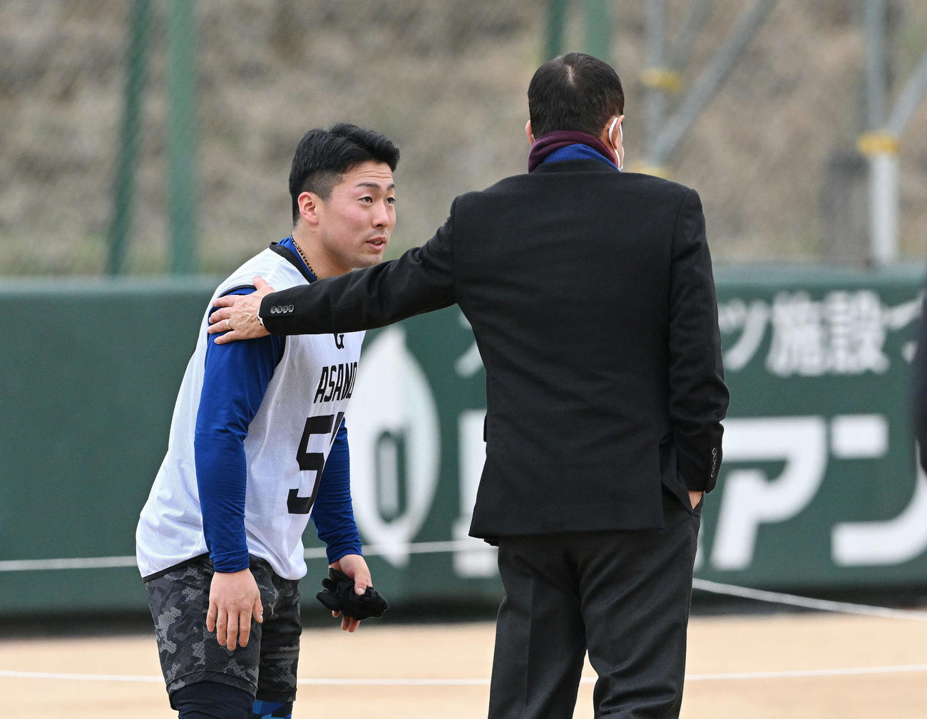 巨人新人合同自主トレで原監督（右）から激励されるドラフト1位の高松商・浅野（撮影・滝沢徹郎）