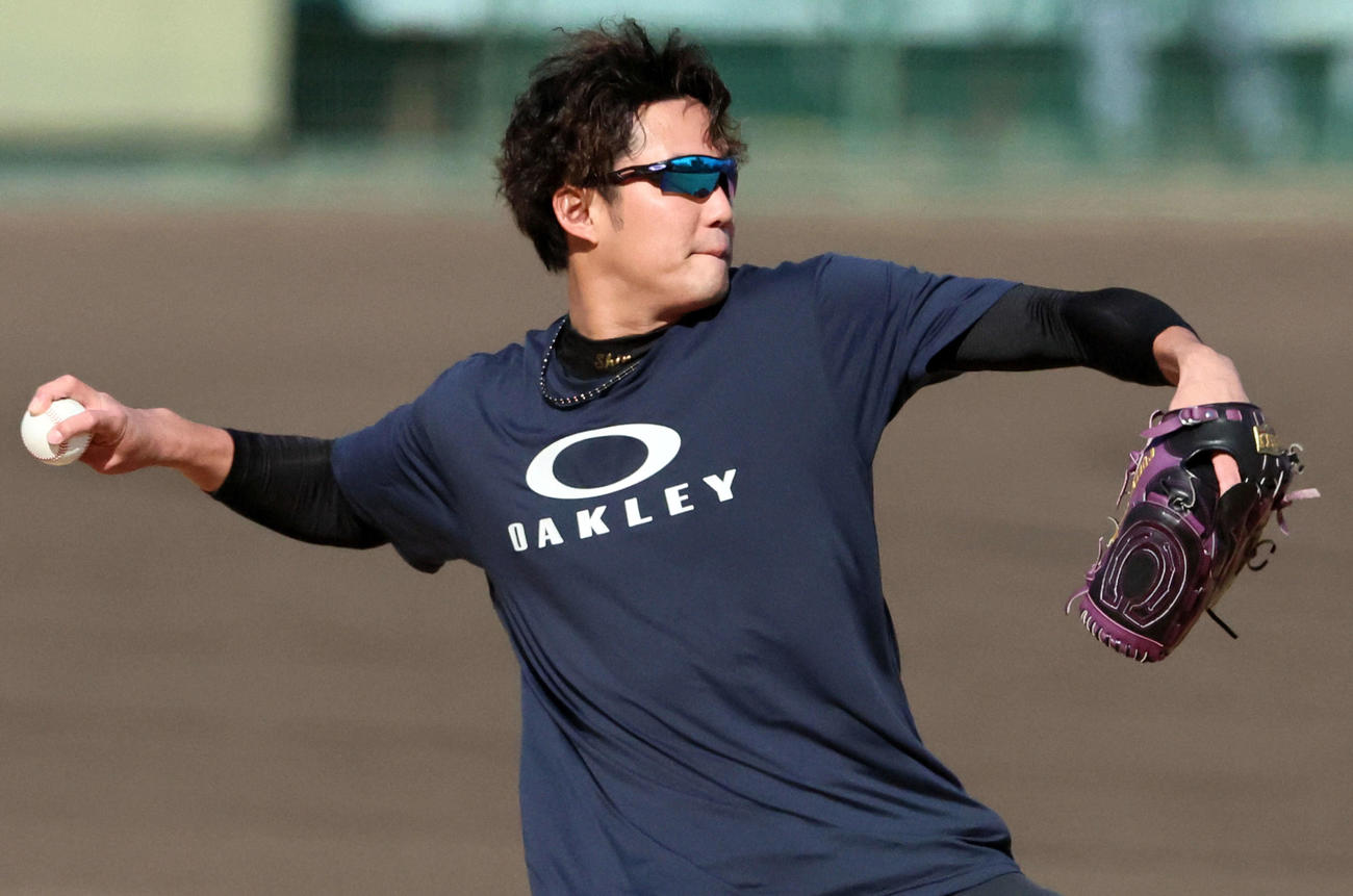 MLB公式球を使ってキャッチボールする藤浪（2023年1月10日撮影）
