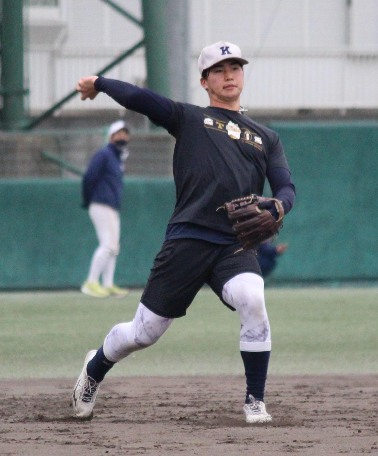 全体練習で、ノックを受ける慶大・広瀬（撮影・保坂恭子）