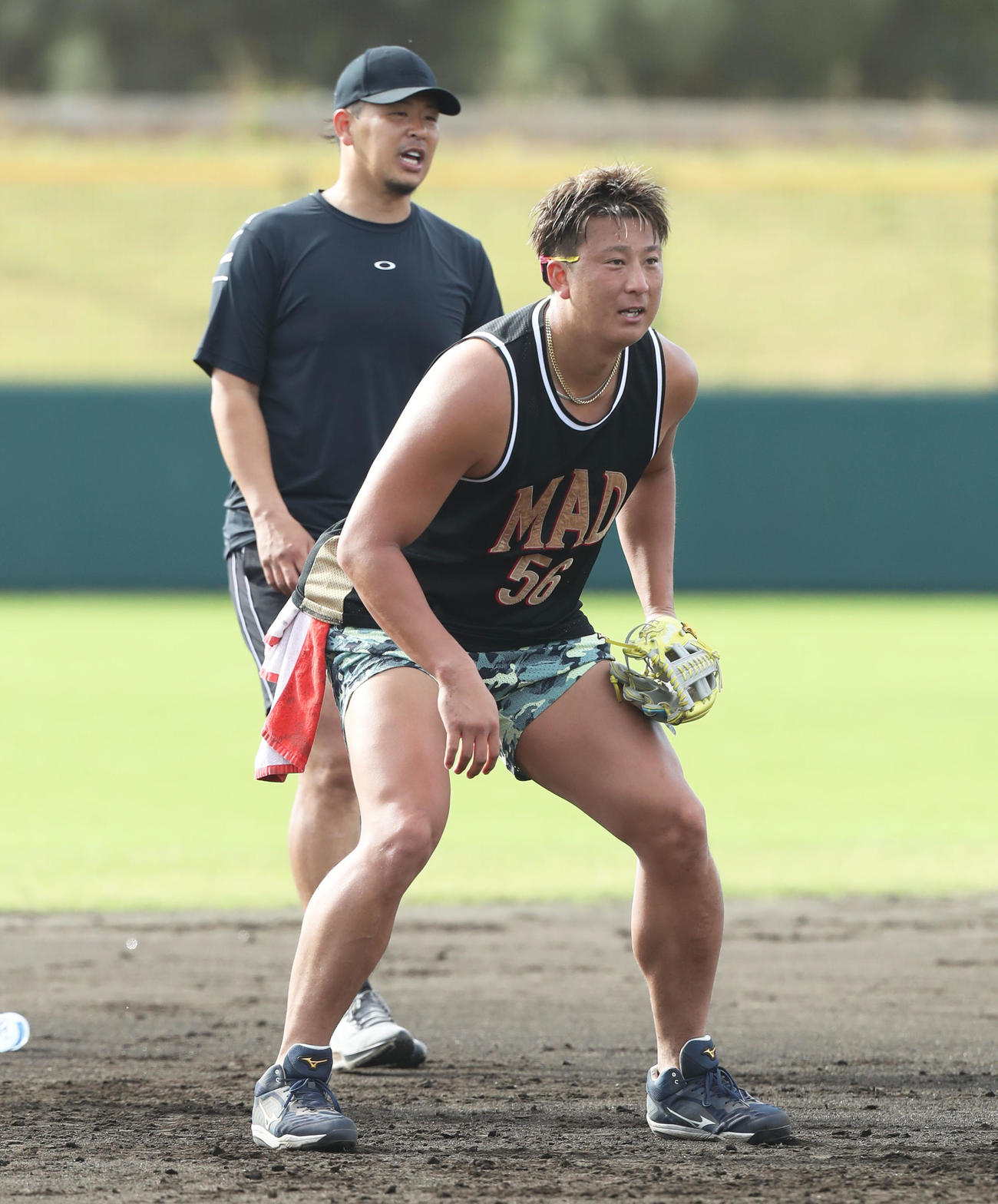 ノックを受ける杉本。後方は浅村（撮影・屋方直哉）