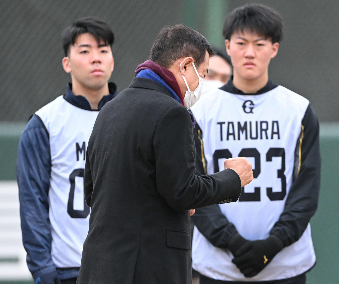 巨人新人合同自主トレで身ぶり手ぶりを交え訓示する原監督（手前）（撮影・滝沢徹郎）