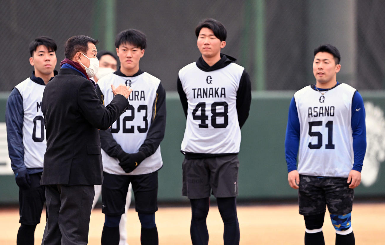 新人合同自主トレで巨人原監督（手前）は浅野（右）らに訓示する（撮影・滝沢徹郎）