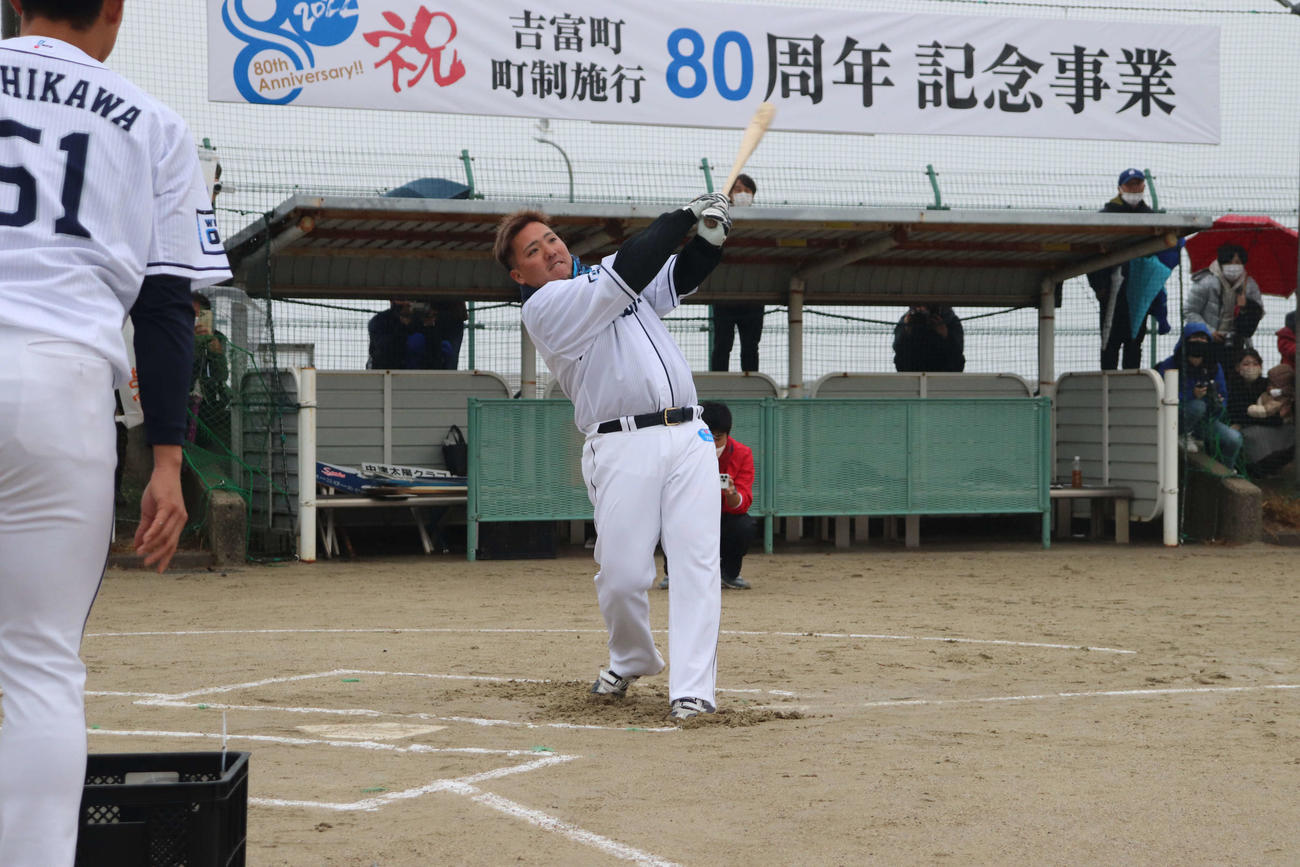 少年少女の前で、打撃を披露する西武山川（撮影・保坂淑子）