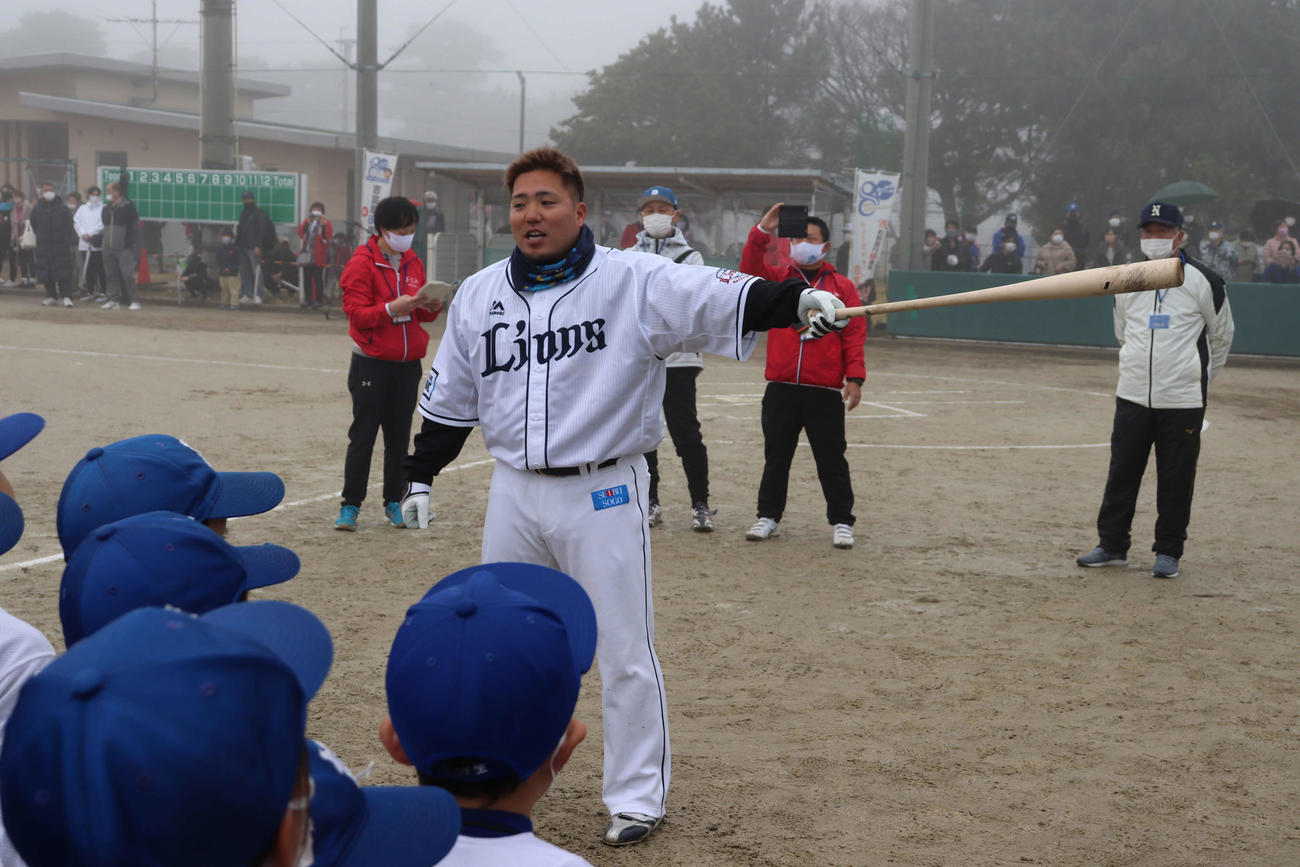 吉富町少年少女野球教室で熱心に指導する西武山川（撮影・保坂淑子）