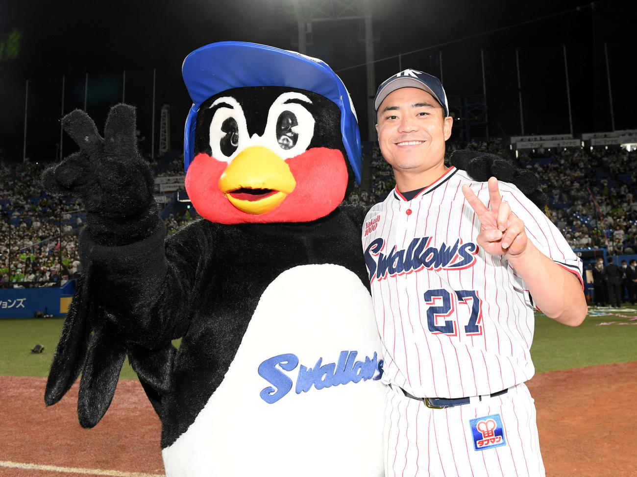 つば九郎とヤクルト中村悠平（2022年9月25日撮影）