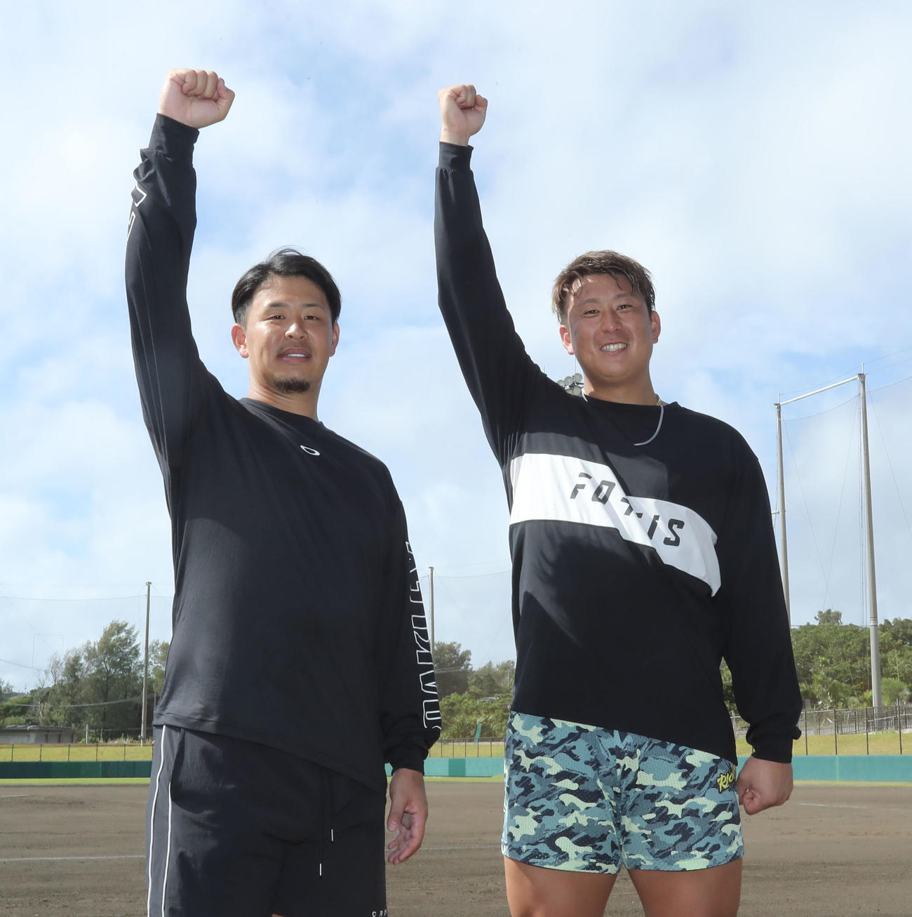 自主トレを公開し、昇天ポーズをする浅村（左）と杉本（撮影・屋方直哉）