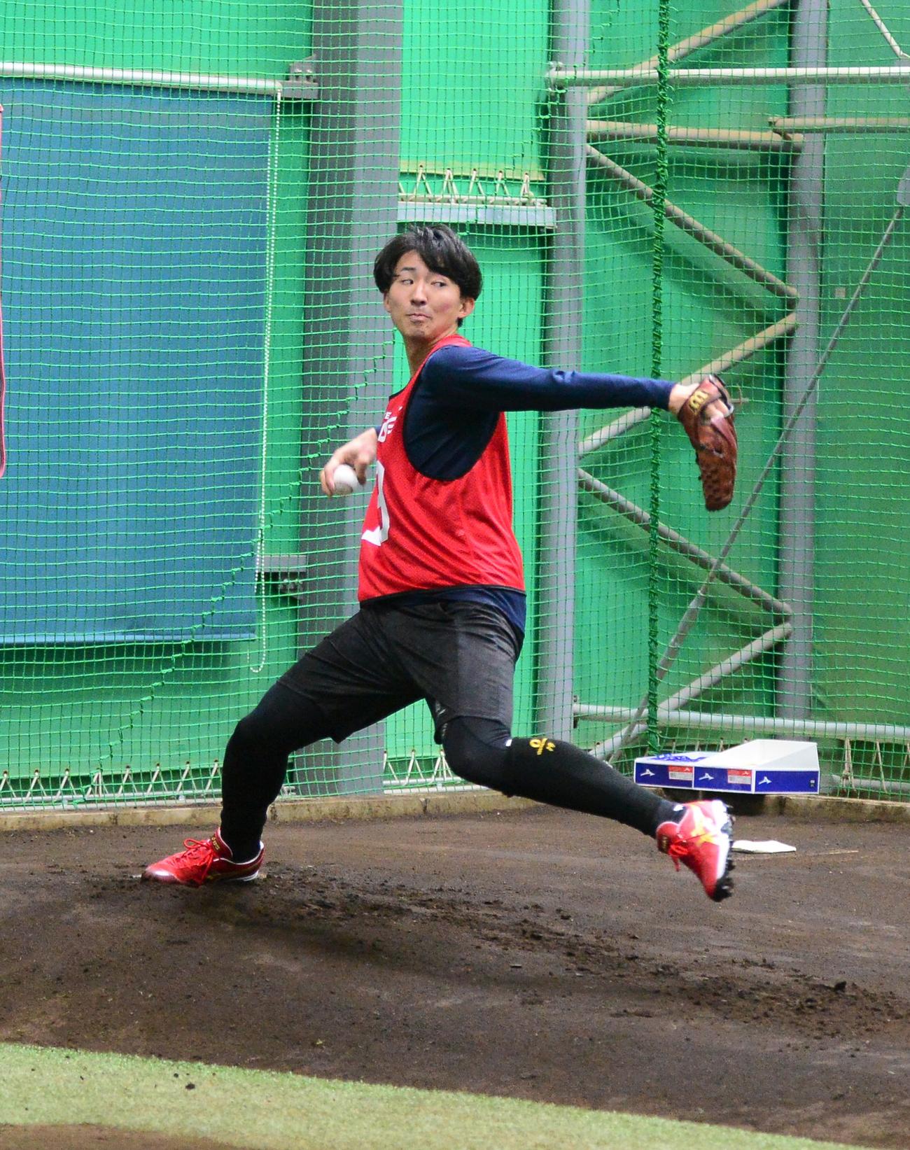 新人合同自主トレでブルペン投球を行う楽天荘司（撮影・佐藤究）