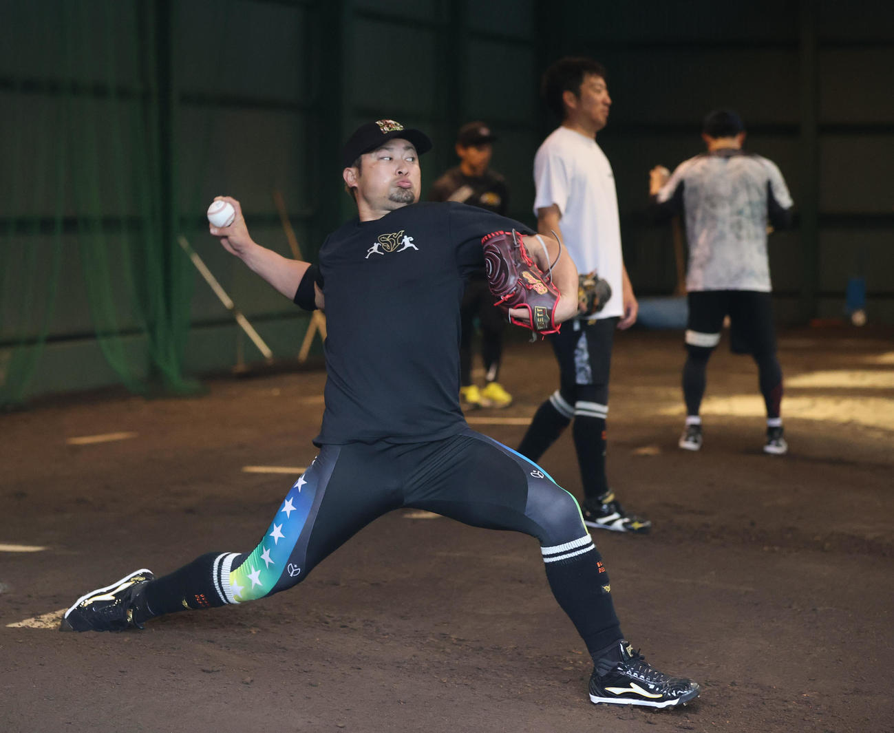 ブルペンで力強い投球を見せる森（撮影・梅根麻紀）