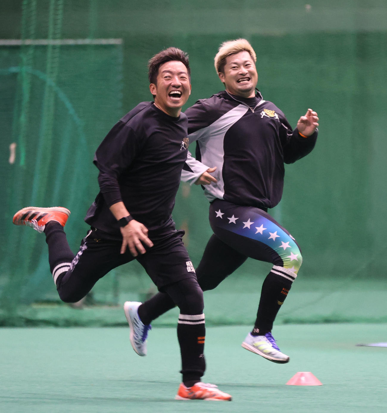 笑顔をはじけさせながらダッシュを競い合う嘉弥真（左）と森（撮影・梅根麻紀）