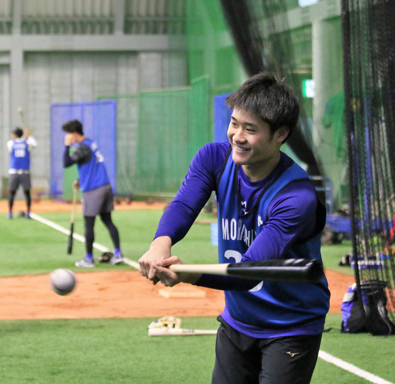 神奈川・横須賀市の球団施設「DOCK」で行われた新人合同自主トレでペッパーを行う森下（撮影・木下大輔）