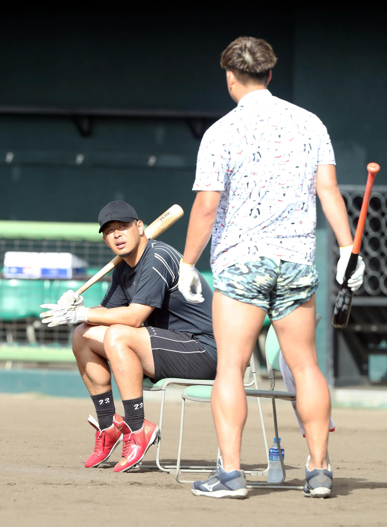 杉本（右）と話をする浅村（撮影・屋方直哉）