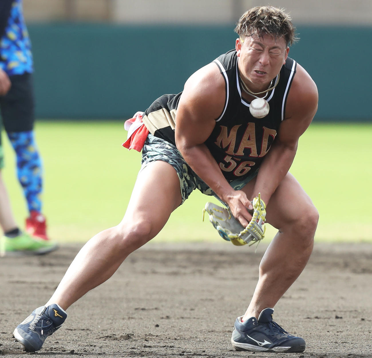 ノックを受け、失策してしまう杉本（撮影・屋方直哉）