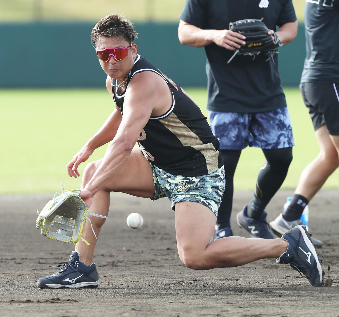 ノックを受ける杉本（撮影・屋方直哉）