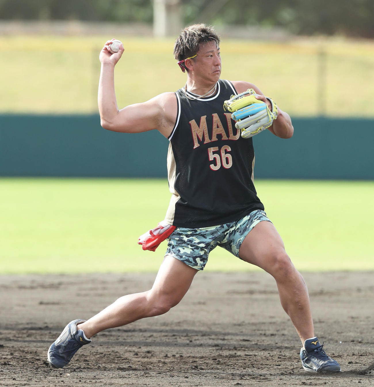 ノックを受け、軽快にさばく杉本（撮影・屋方直哉）