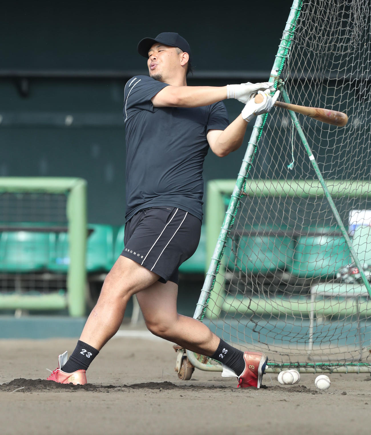 打撃練習をする浅村（撮影・屋方直哉）