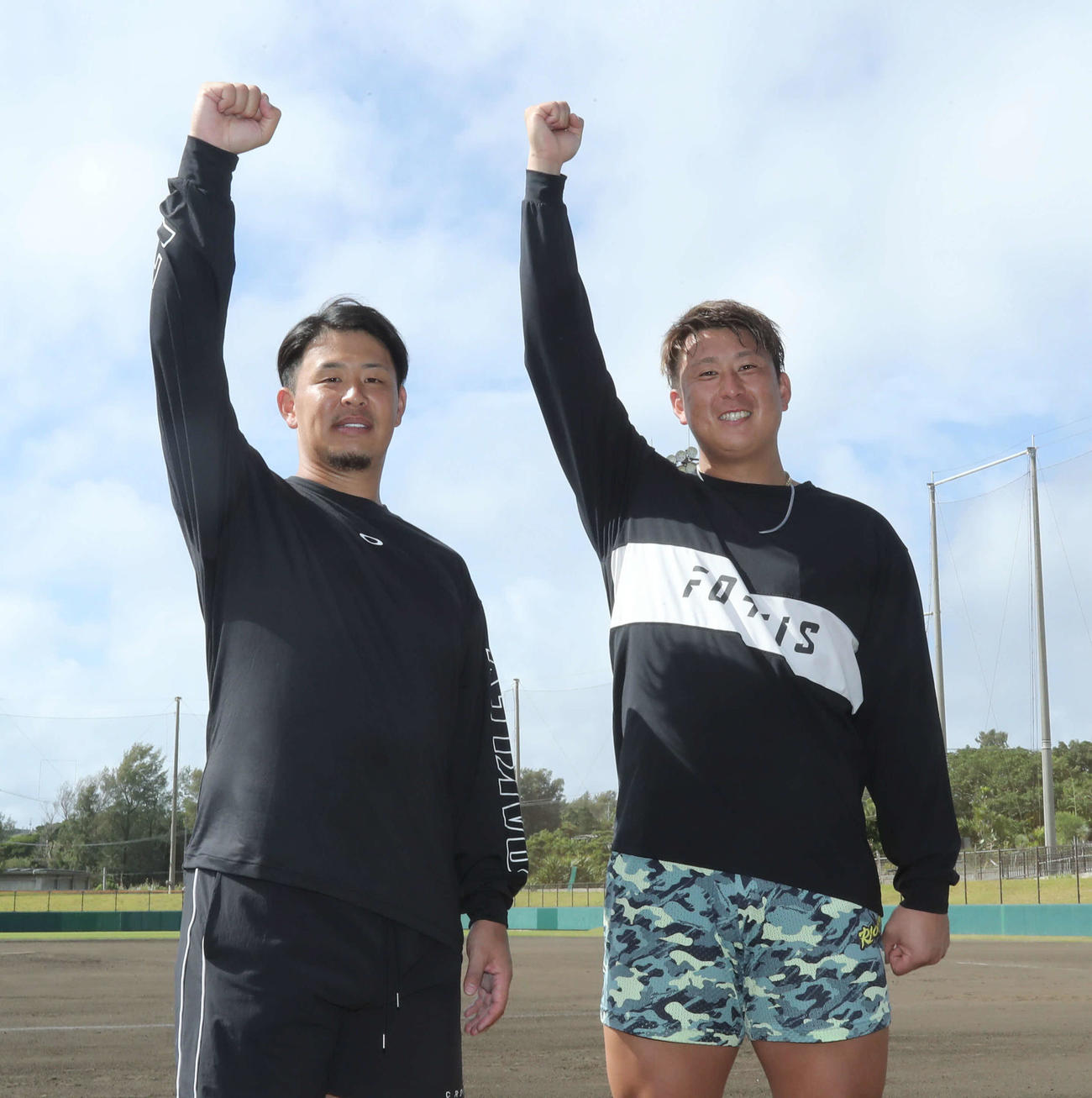 自主トレを公開し、昇天ポーズをする楽天浅村（左）とオリックス杉本（撮影・屋方直哉）
