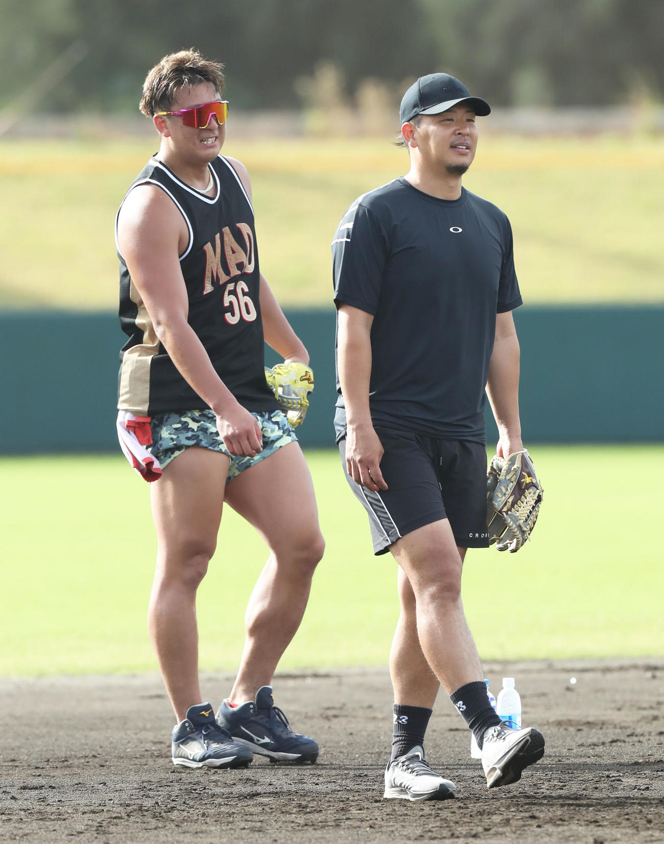 ノックを受ける杉本（左）と浅村（撮影・屋方直哉）