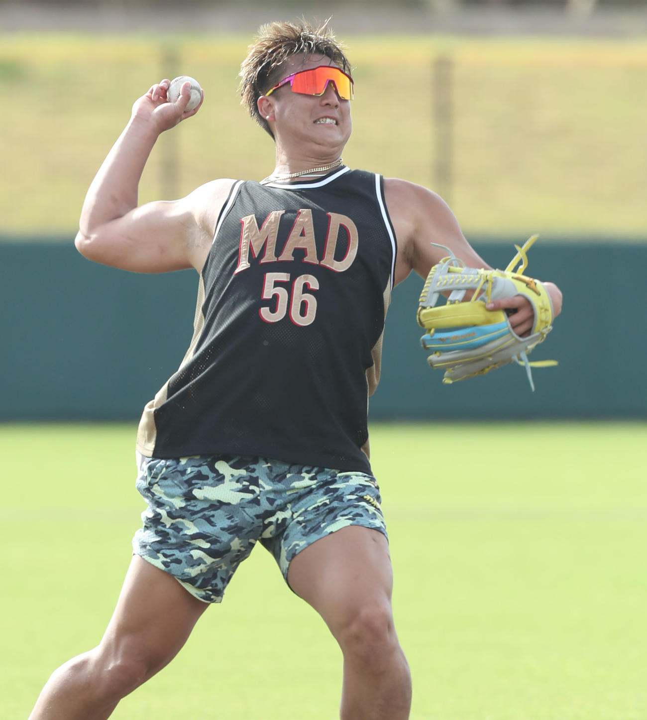 ノックを受け、軽快にさばく杉本（撮影・屋方直哉）