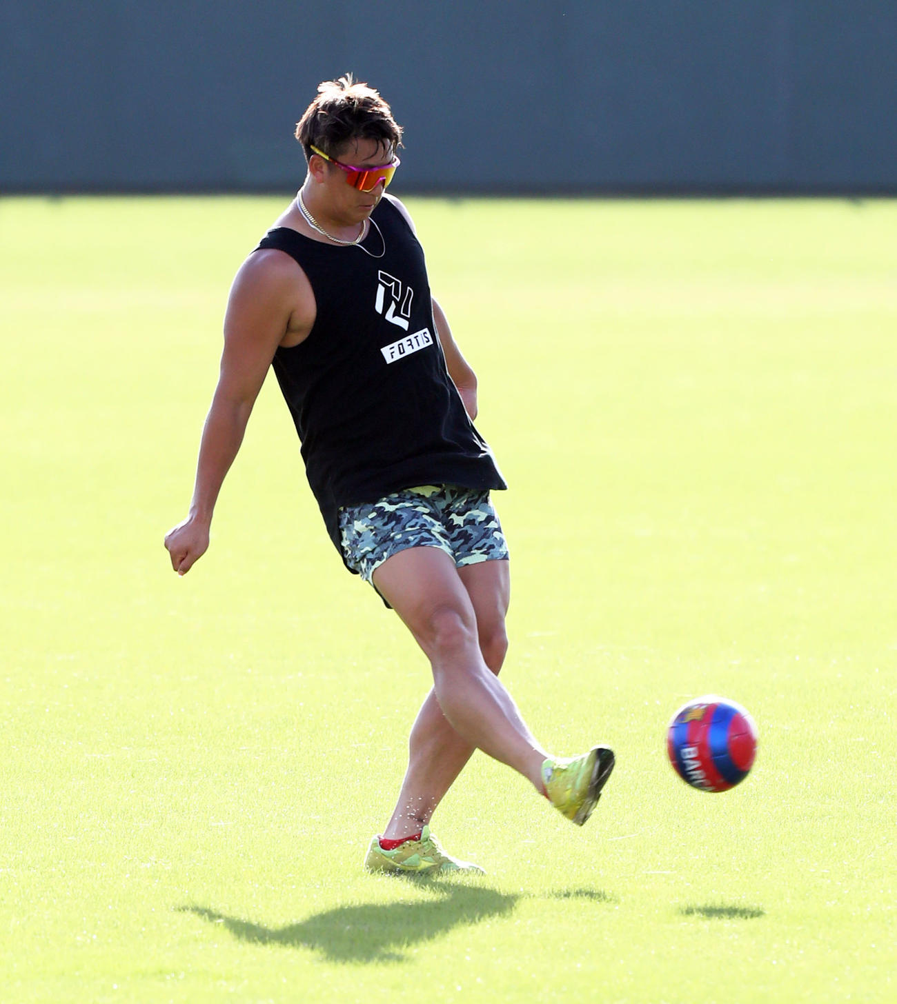 サッカーをして楽しむ杉本（撮影・屋方直哉）