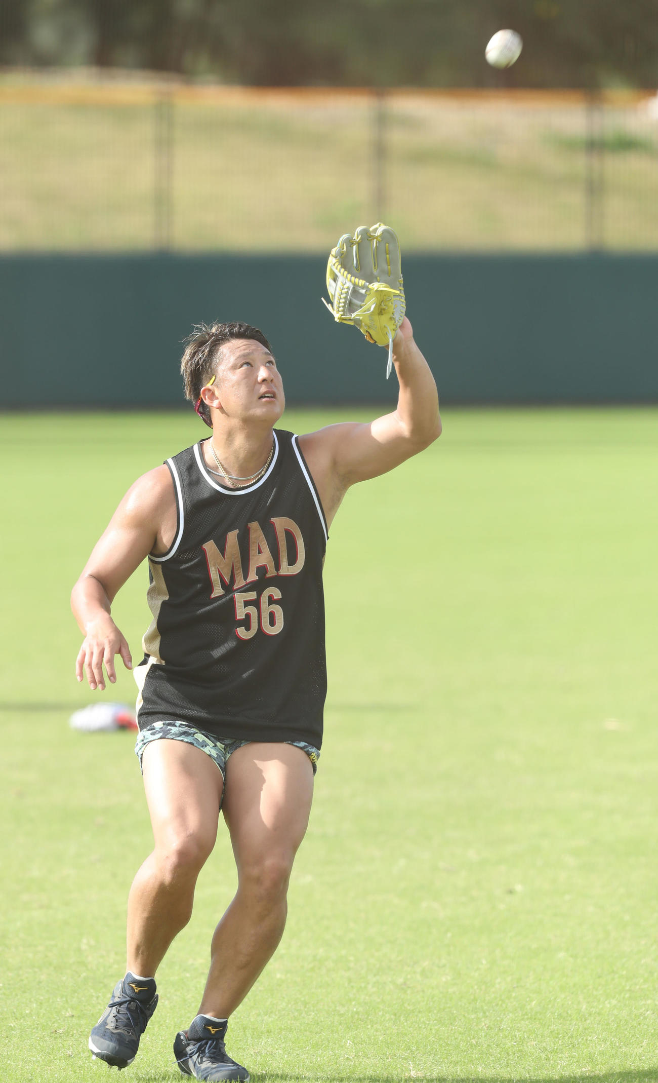 ノックを受ける杉本（撮影・屋方直哉）