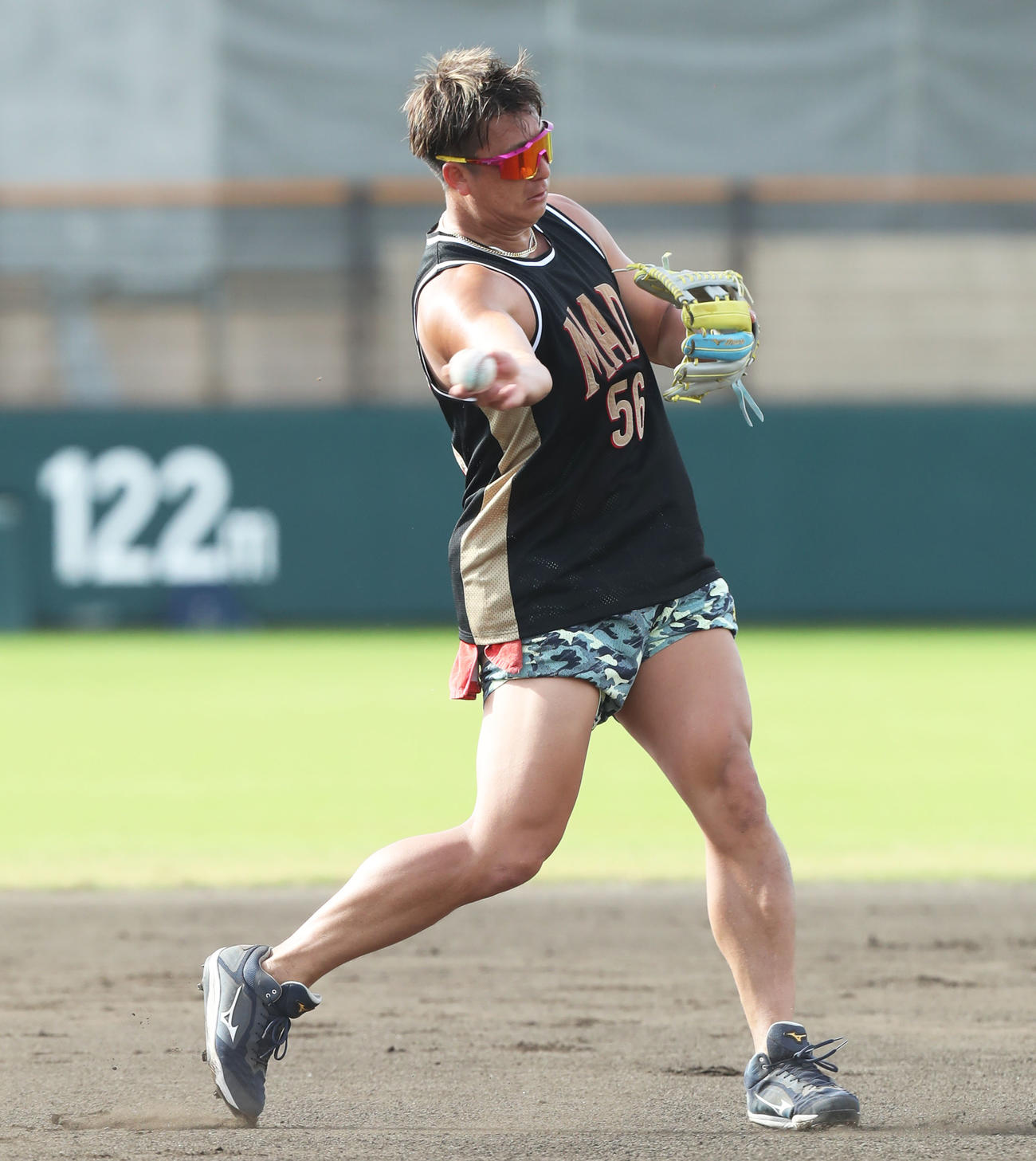 ノックを受け、軽快にさばく杉本（撮影・屋方直哉）