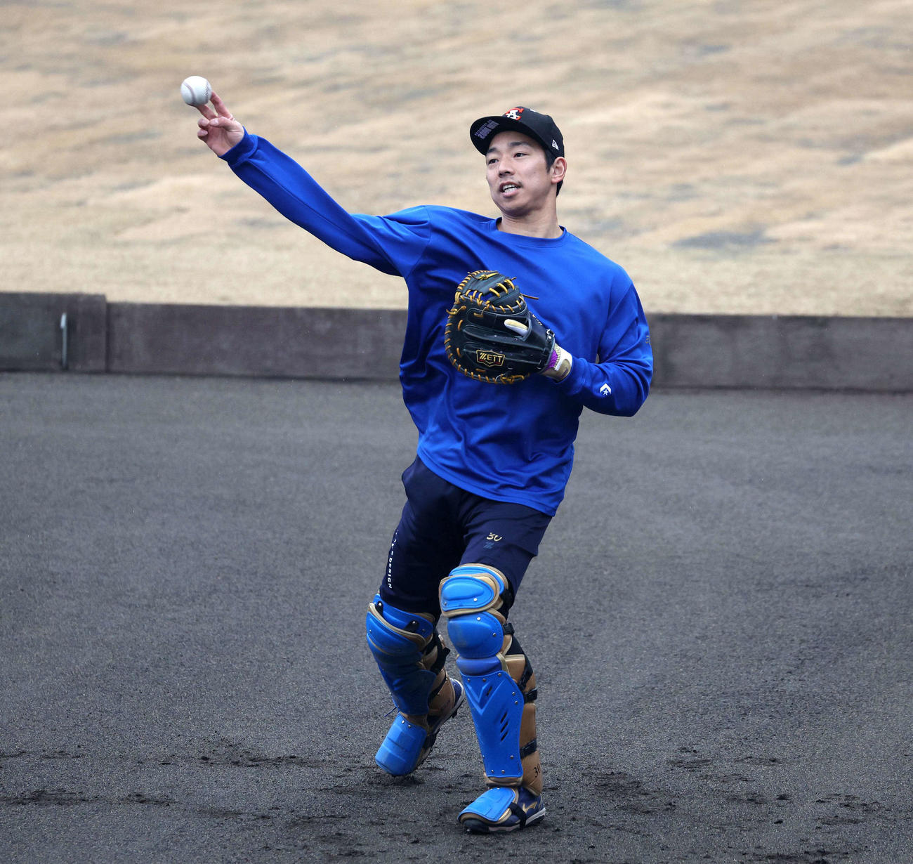 ノックを受ける日本ハム宇佐見（撮影・黒川智章）