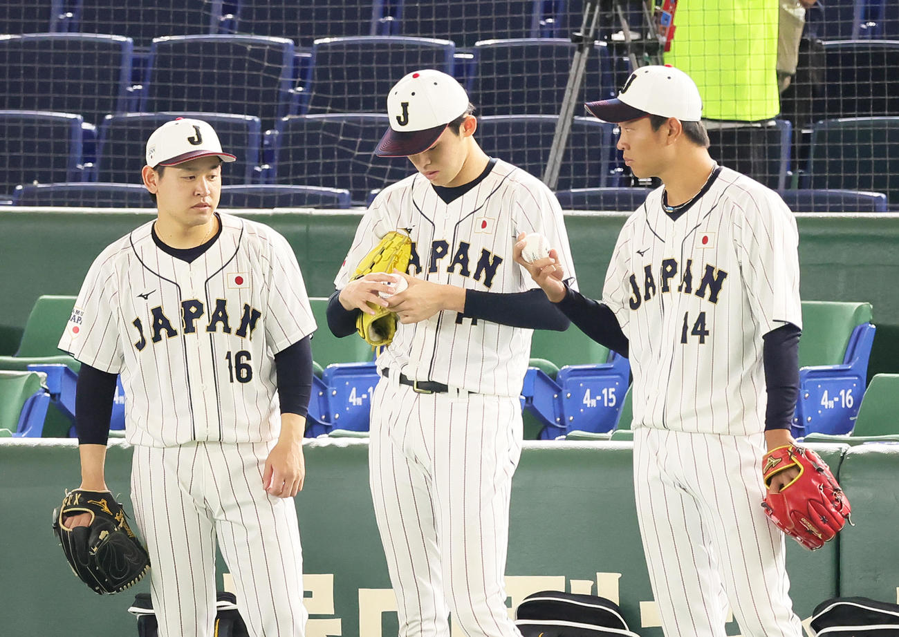 22年11月、練習中にWBC公式球を手に話す侍ジャパンの、左から宮城、佐々木朗、高橋宏