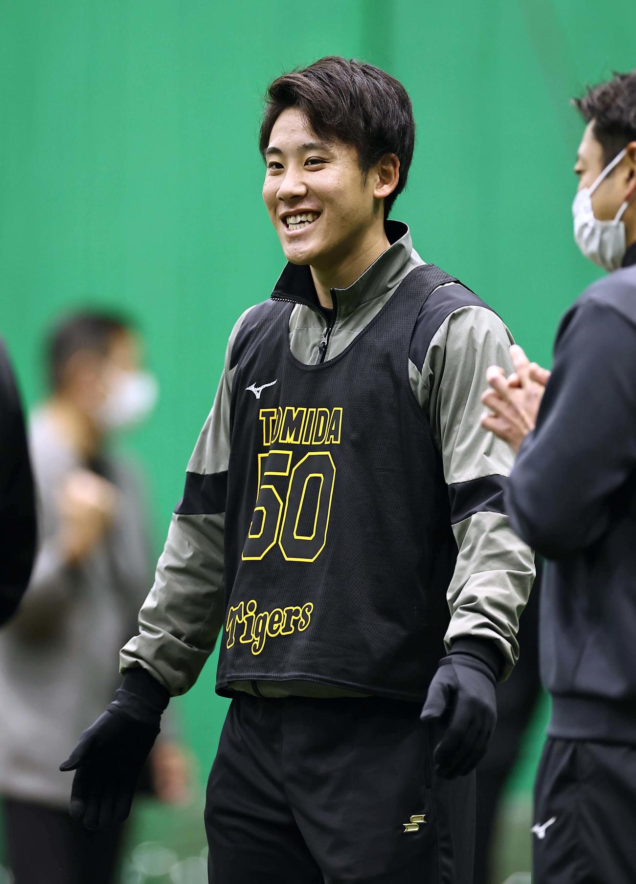 甲子園球場室内練習場で笑顔を見せる富田（撮影・上田博志）