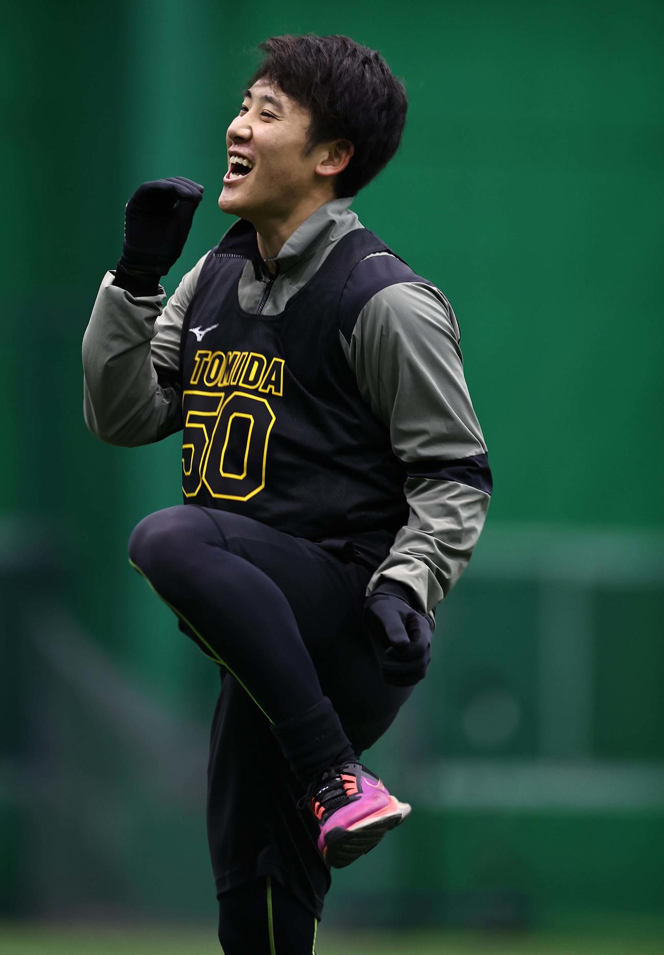 元気よく声を出しながらアップをする富田（撮影・上田博志）
