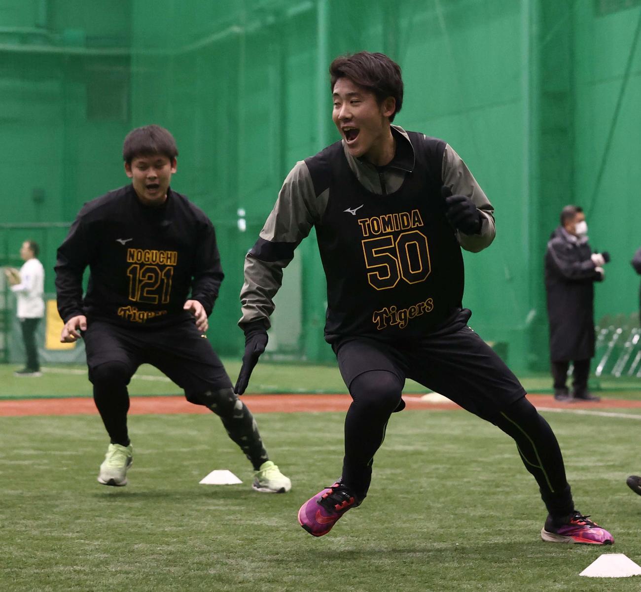 富田（右）と野口は声を出しながらダッシュする（撮影・上田博志）