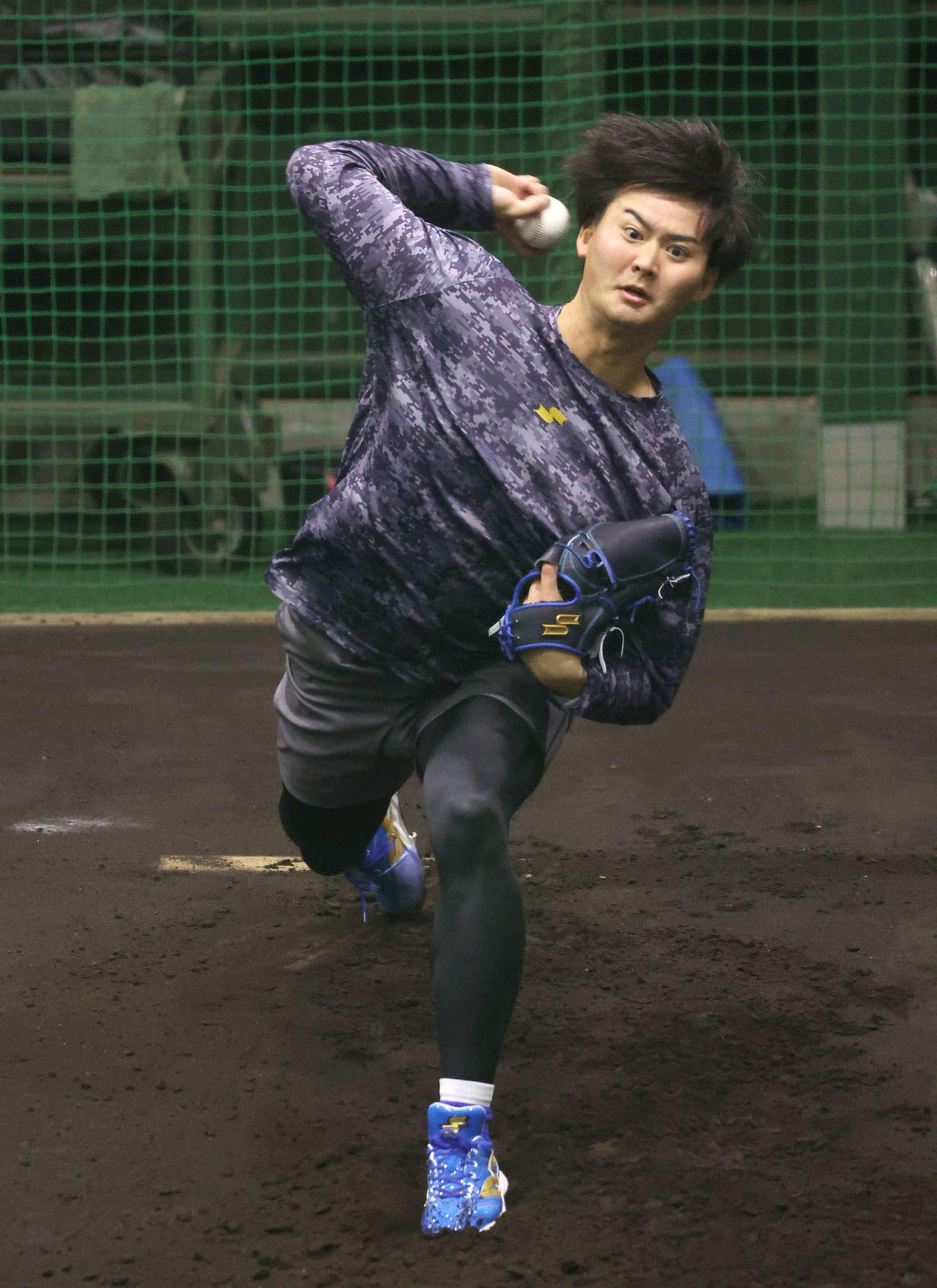 ブルペンで投球する日本ハム中山（撮影・黒川智章）