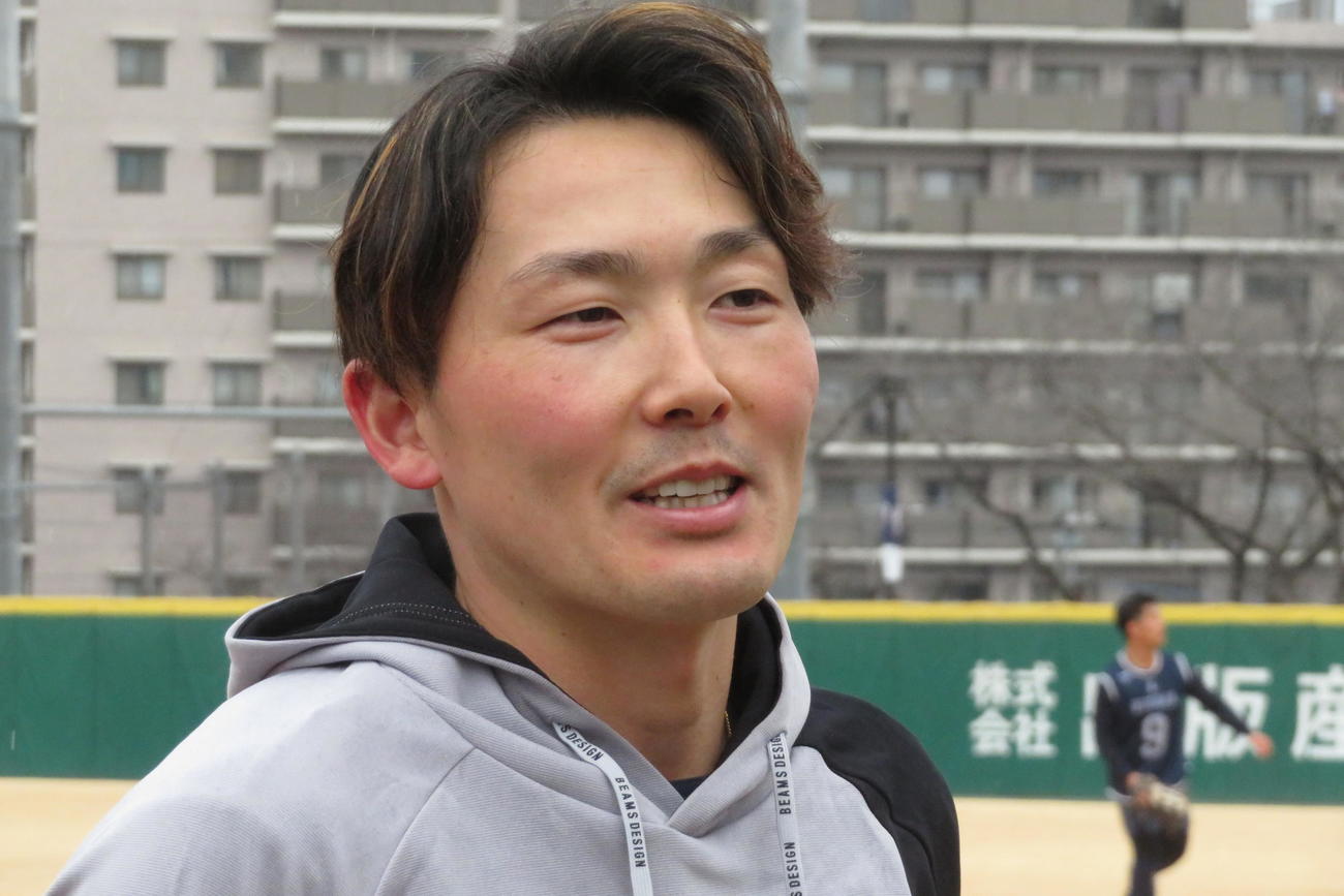 自主トレを公開し報道対応する西武源田（撮影・金子真仁）