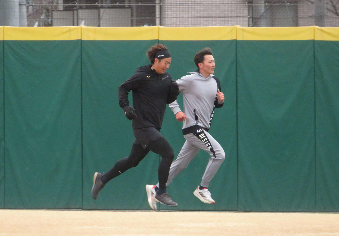 自主トレする西武源田（右）と山村（撮影・金子真仁）