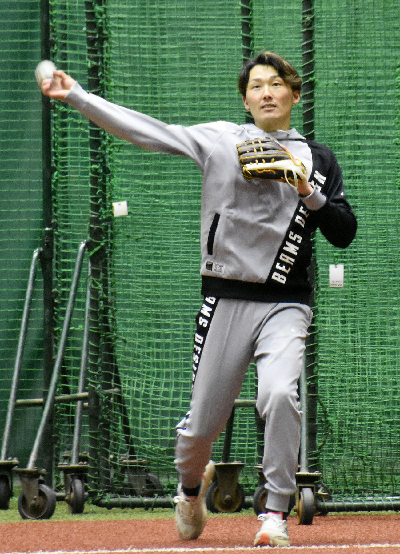 練習を公開し、キャッチボールする西武・源田（共同）