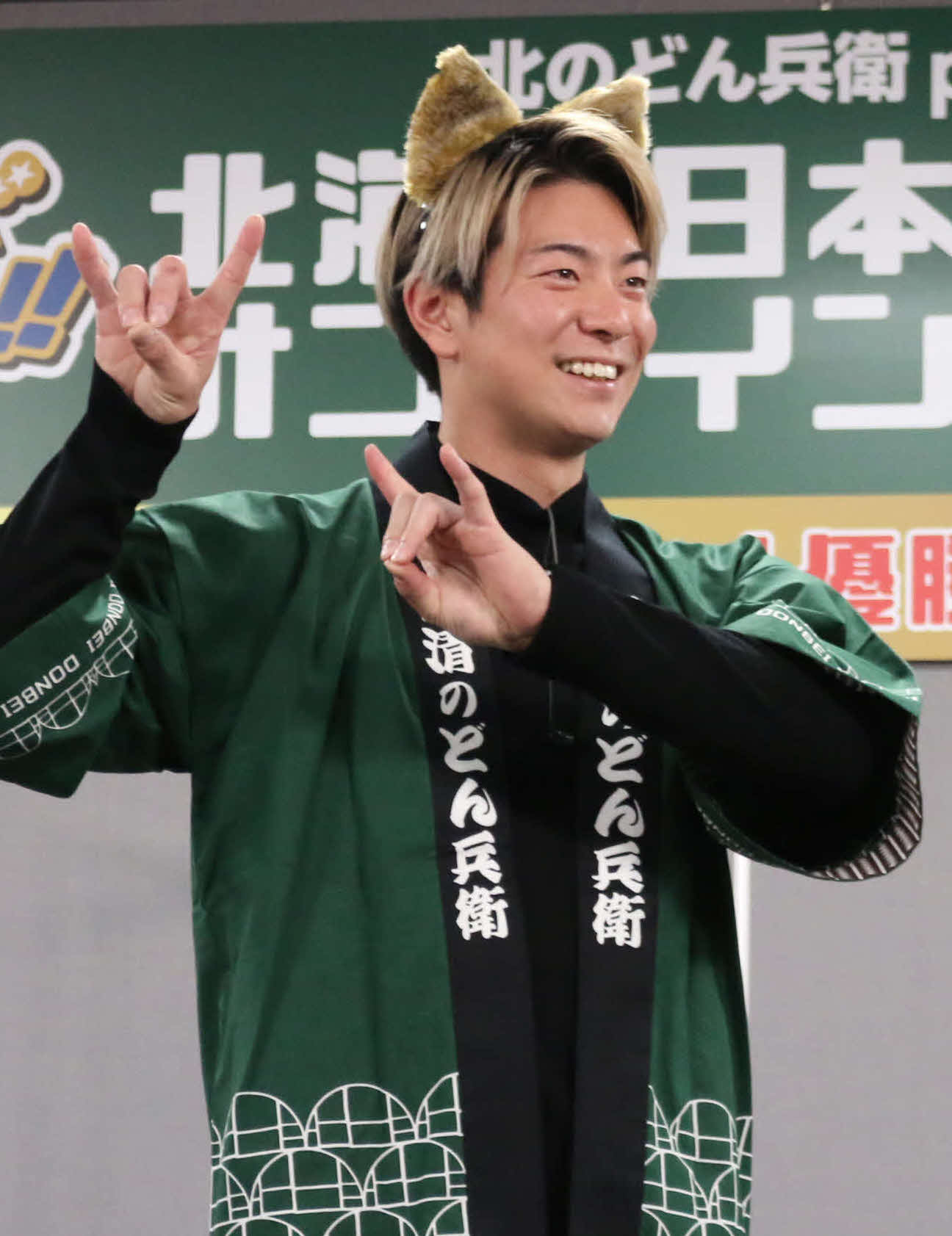 きつねポーズをする日本ハム松本剛（2022年12月17日撮影）
