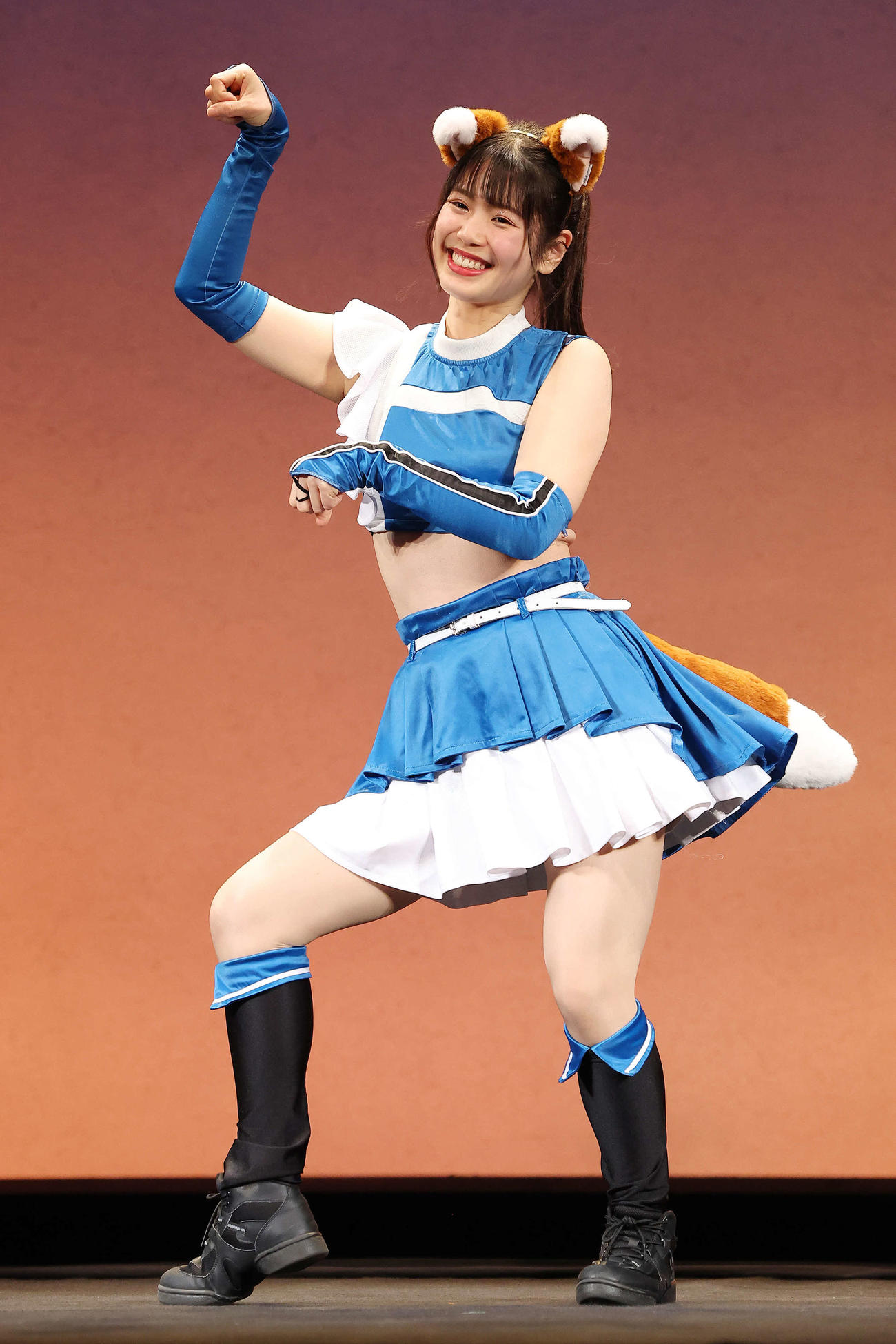 きつねダンスをするファイターズガール滝谷美夢さん（2022年12月23日撮影）