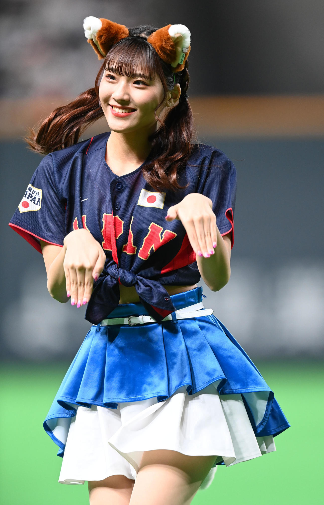22年11月10日、侍JAPANのユニホームで「きつねダンス」を踊るファイターズガールズの工藤彩音さん