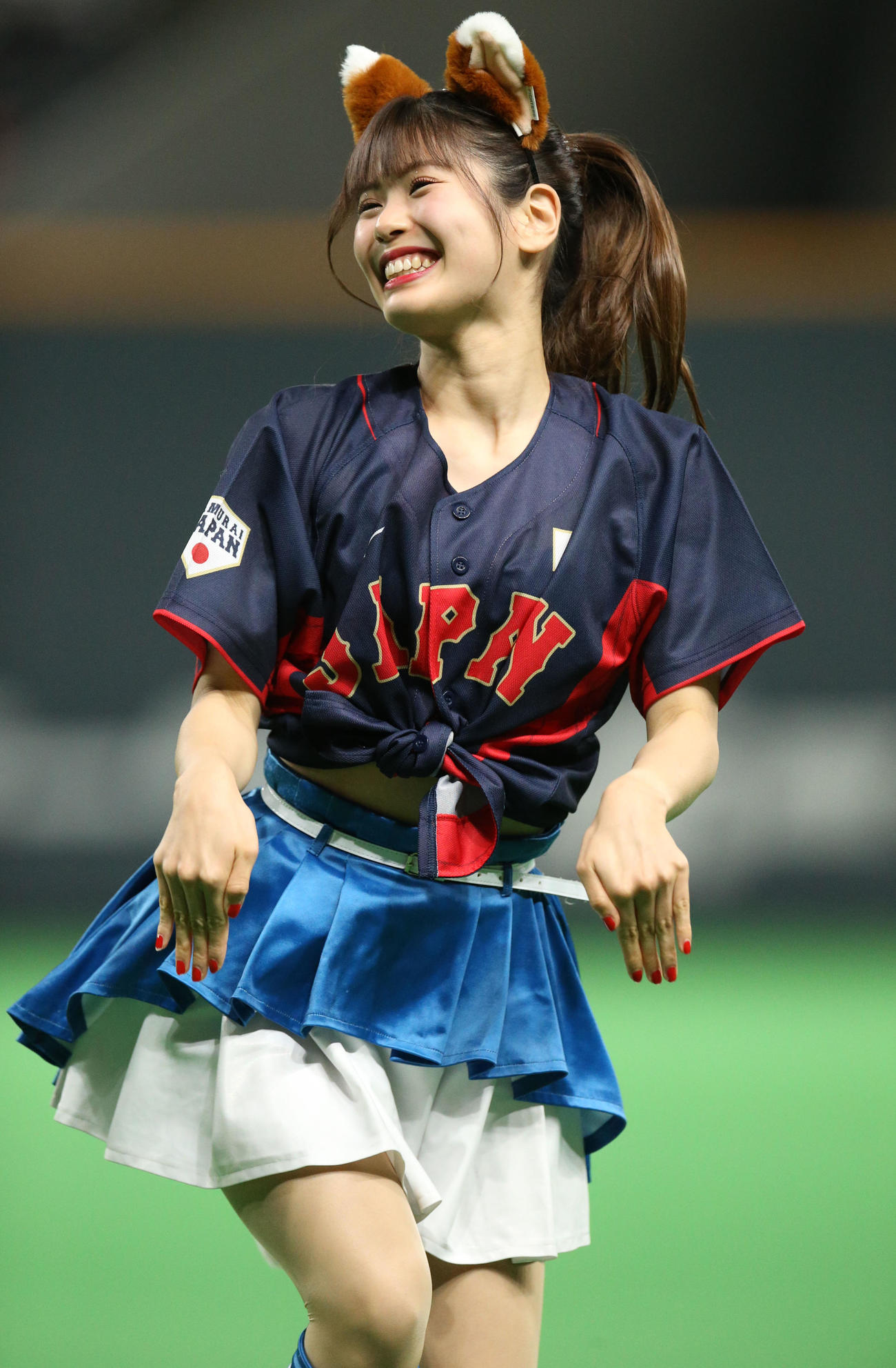 22年11月10日、侍ジャパン仕様のコスチュームで「きつねダンス」を踊るファイターズガールの滝谷美夢さん
