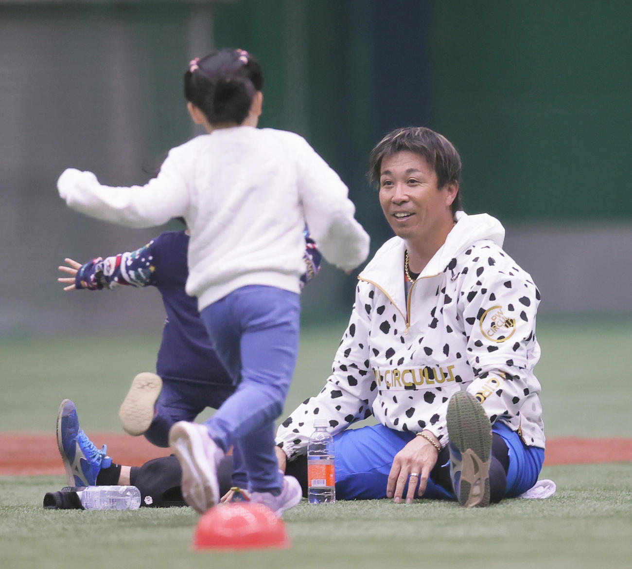 自主トレ中、駆け寄る子どもたちに笑顔を見せるロッテ益田（撮影・足立雅史）
