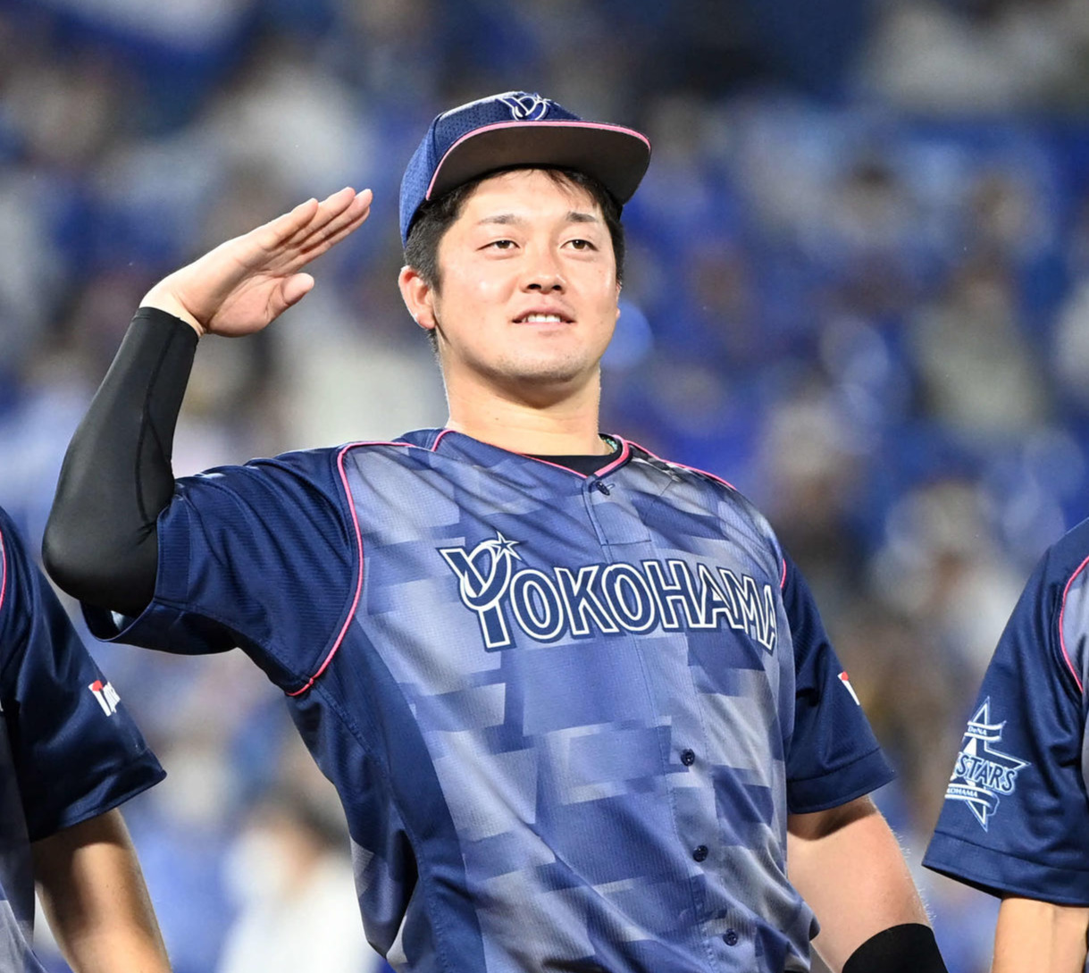 ポーズを決めるDeNA牧（2022年9月撮影）
