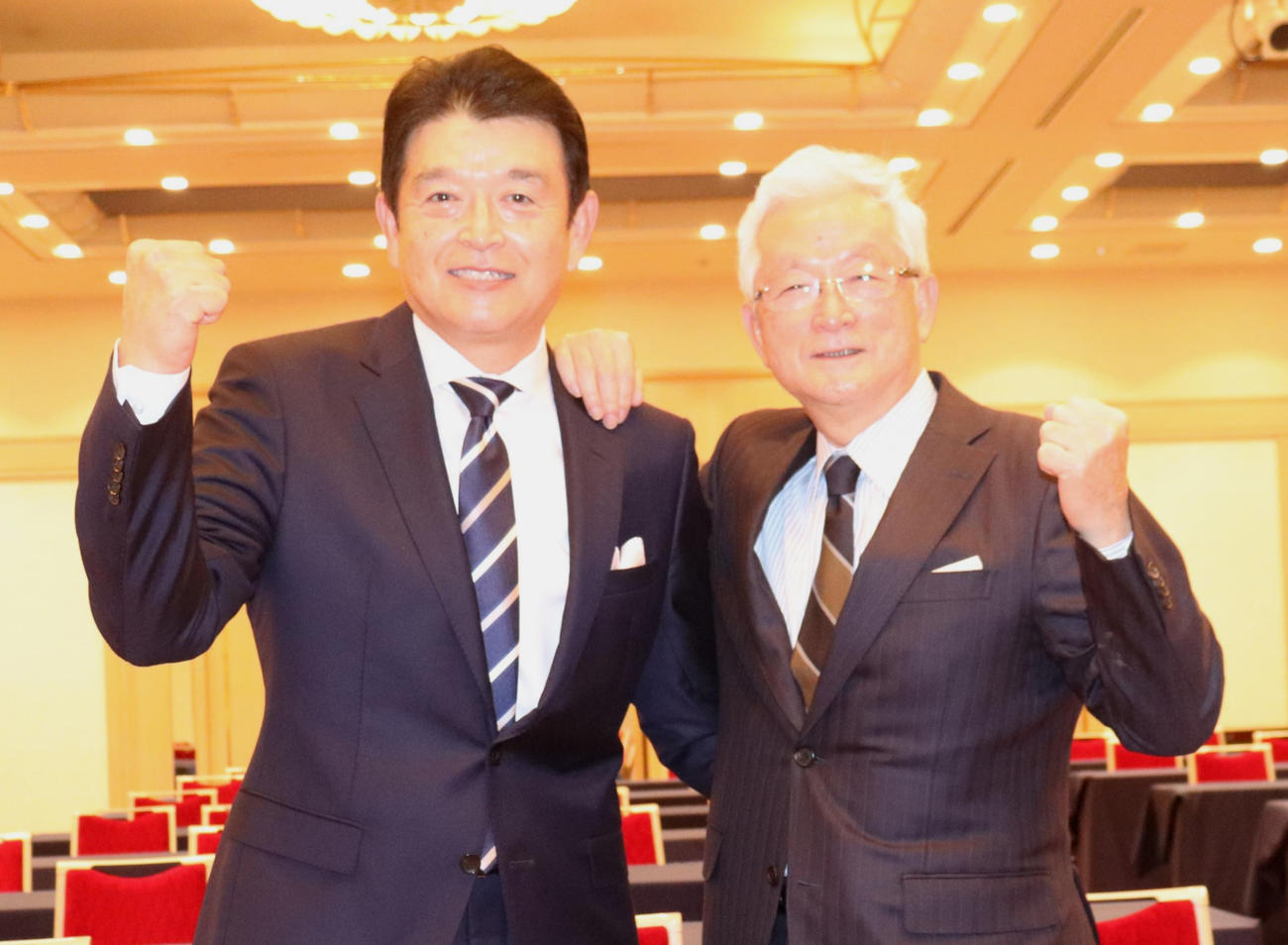 法大野球部OB会の法友野球倶楽部の新会長に就任した小早川氏（左）と、前会長の山中氏（撮影・古川真弥）