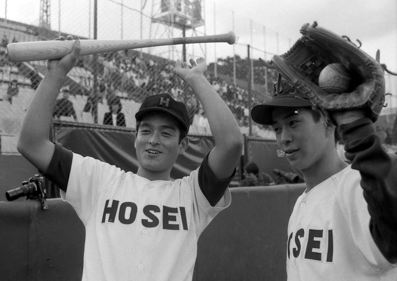 81年、秋季リーグで三冠王に輝いた法大の小早川毅彦（左）