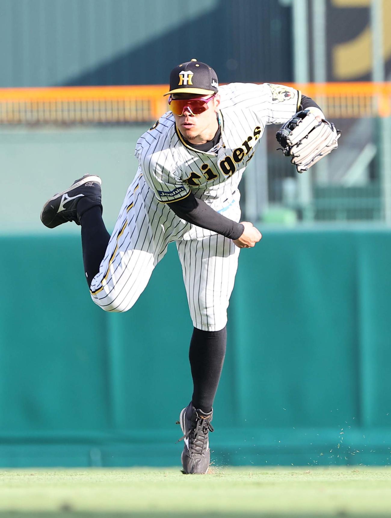 2022年6月26日、中日戦10回で生還を狙う石岡を刺す佐藤輝