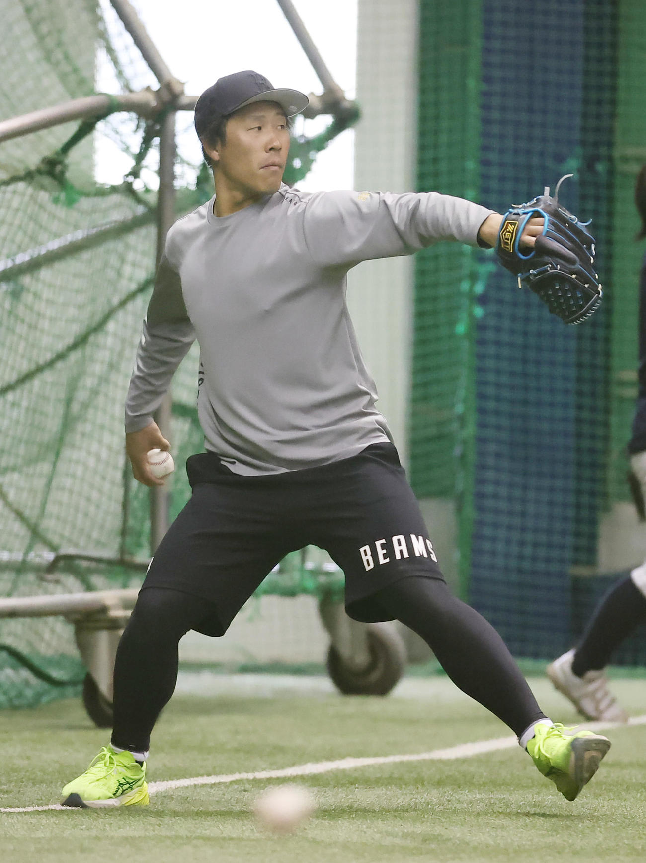 自主トレでキャッチボールするロッテ八木（撮影・足立雅史）