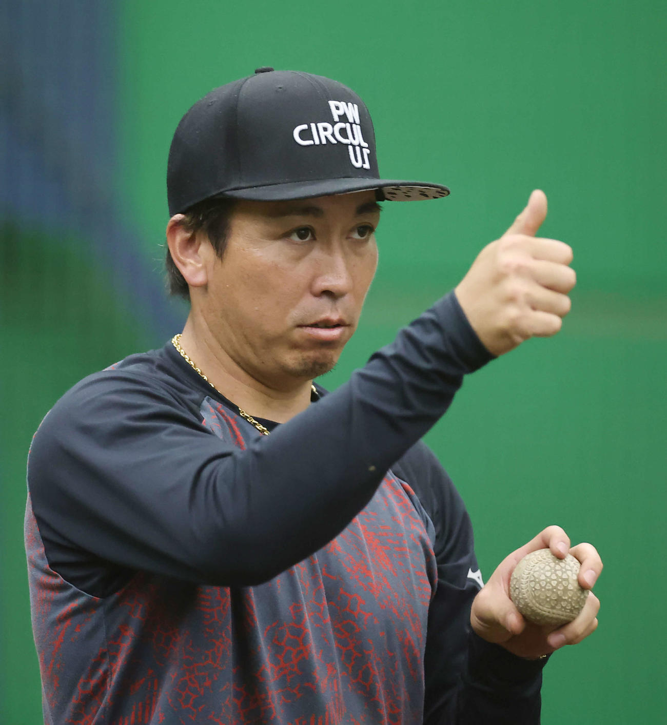 サムズアップポーズのロッテ益田（撮影・足立雅史）