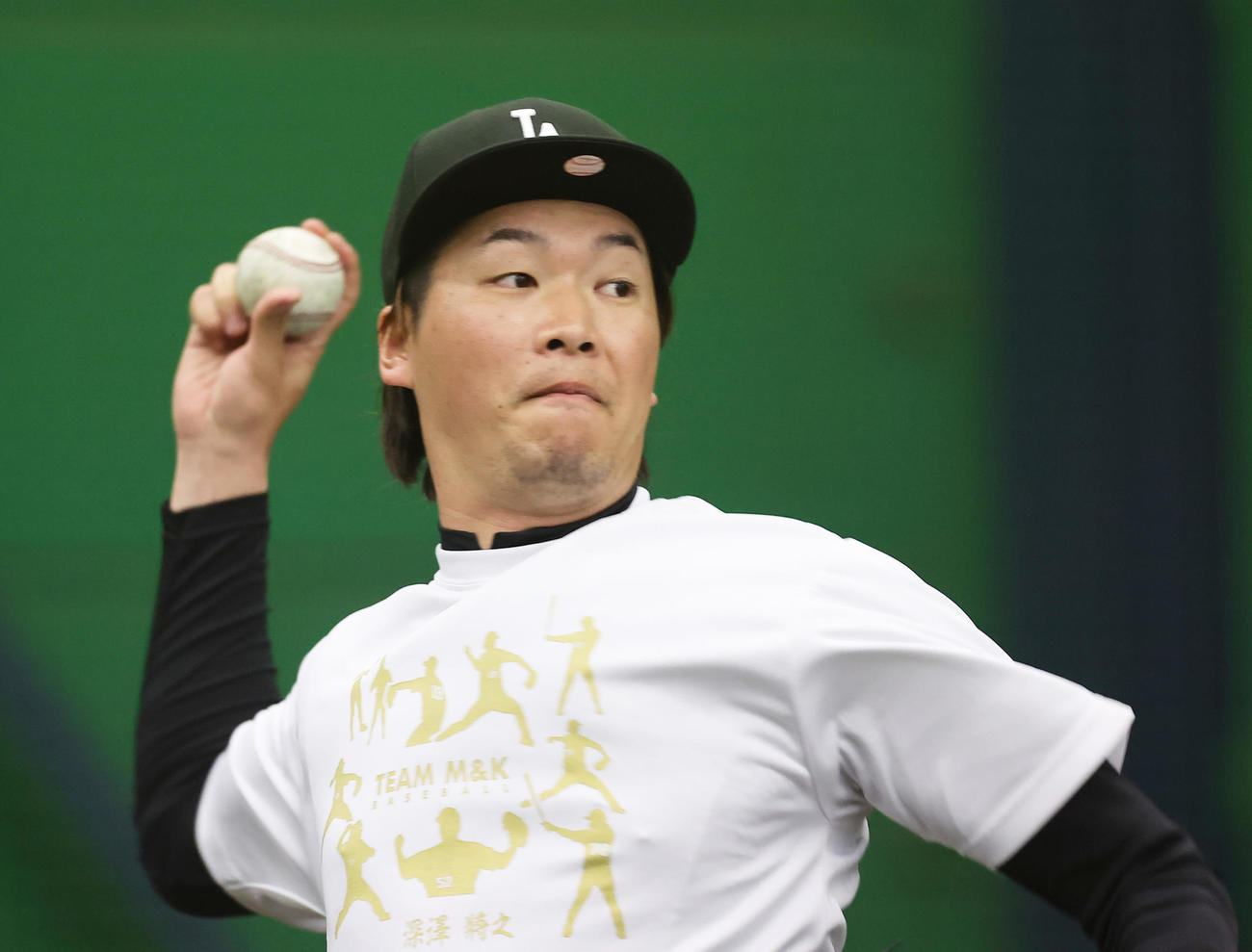 自主トレを公開し、ブルペン投球するロッテ二木（撮影・足立雅史）