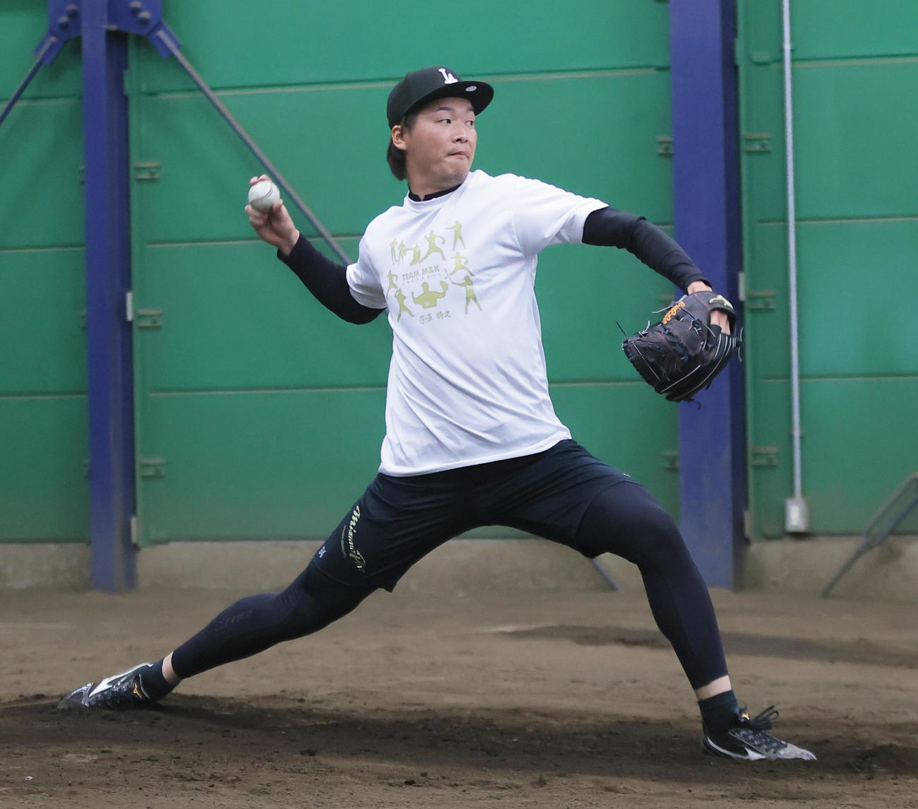 自主トレを公開し、ブルペン投球するロッテ二木（撮影・足立雅史）