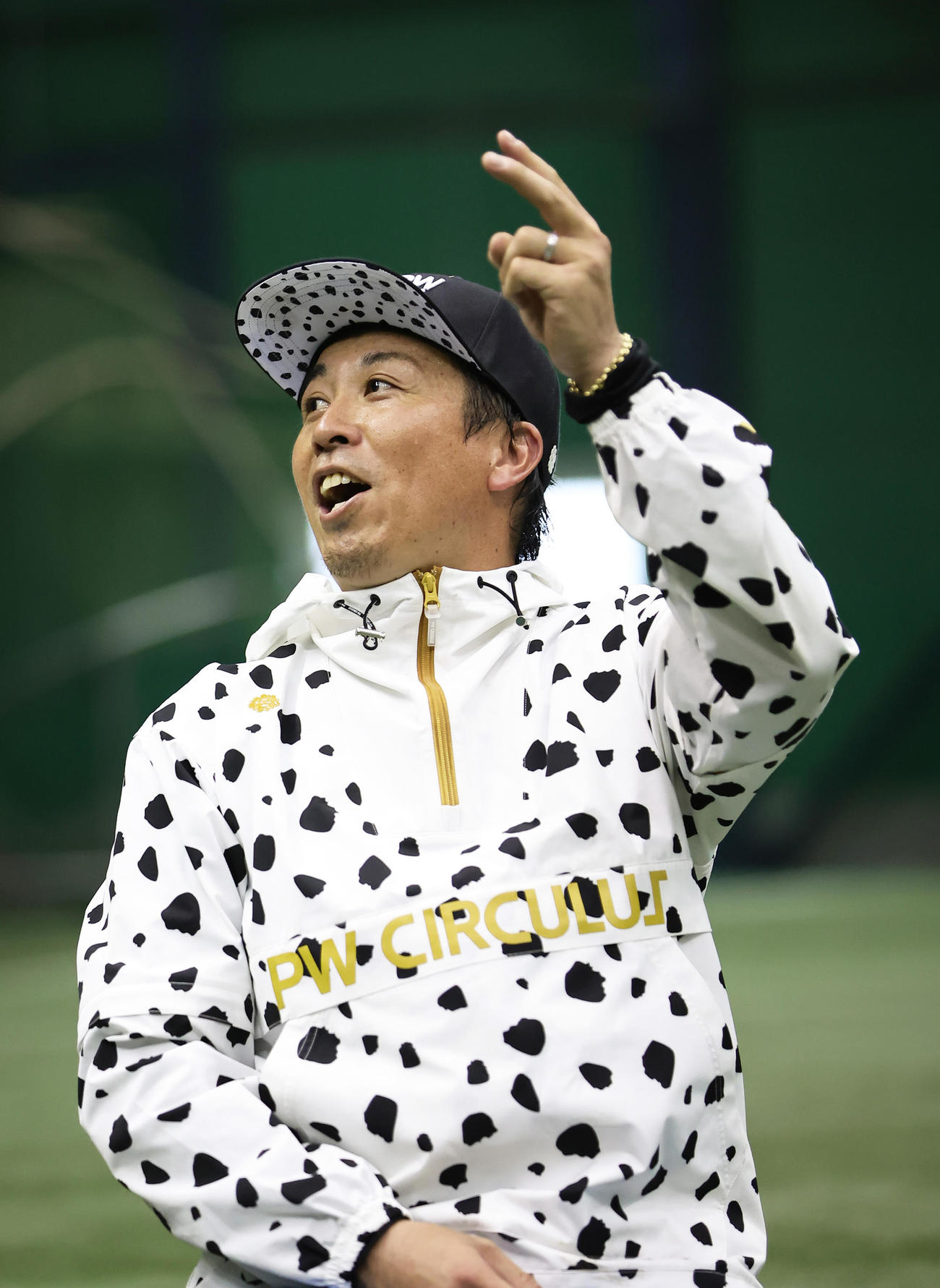 自主トレのメニュー時間を決めるジャンケンでチョキを出し笑顔のロッテ益田（撮影・足立雅史）